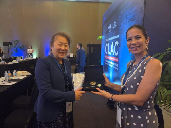 Durante la Asamblea de la CLAC, la DINAC realizó un acto de reconocimiento a la Sra. Eileen Poh por su compromiso y apoyo.