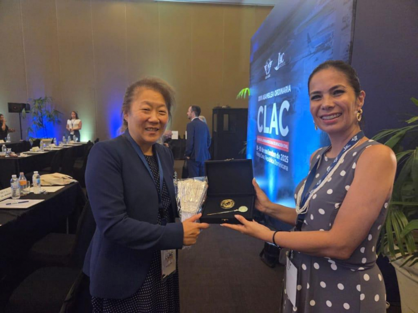 Durante la Asamblea de la CLAC, la DINAC realizó un acto de reconocimiento a la Sra. Eileen Poh por su compromiso y apoyo.